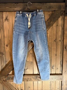 Slim Jogger Jeans in Light Blue Denim with Drawstring Waist